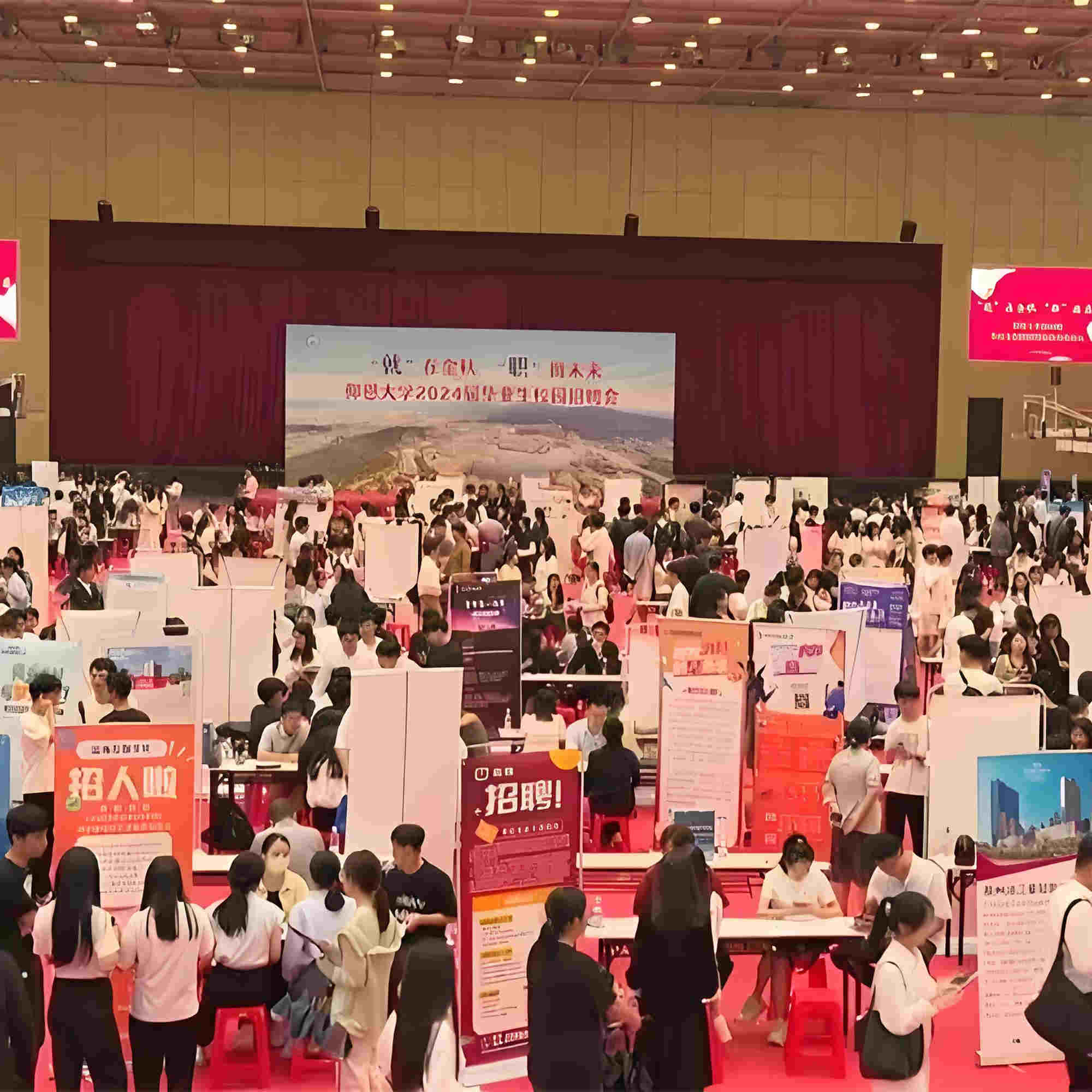 Borgers gained a lot at the Campus Recruitment Fair of Yang-En University