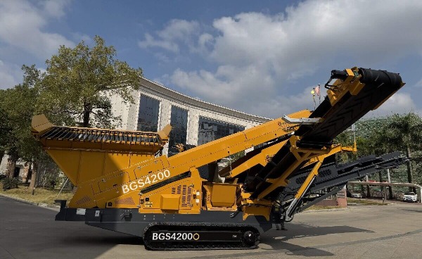 Mobile tracked inclined screener